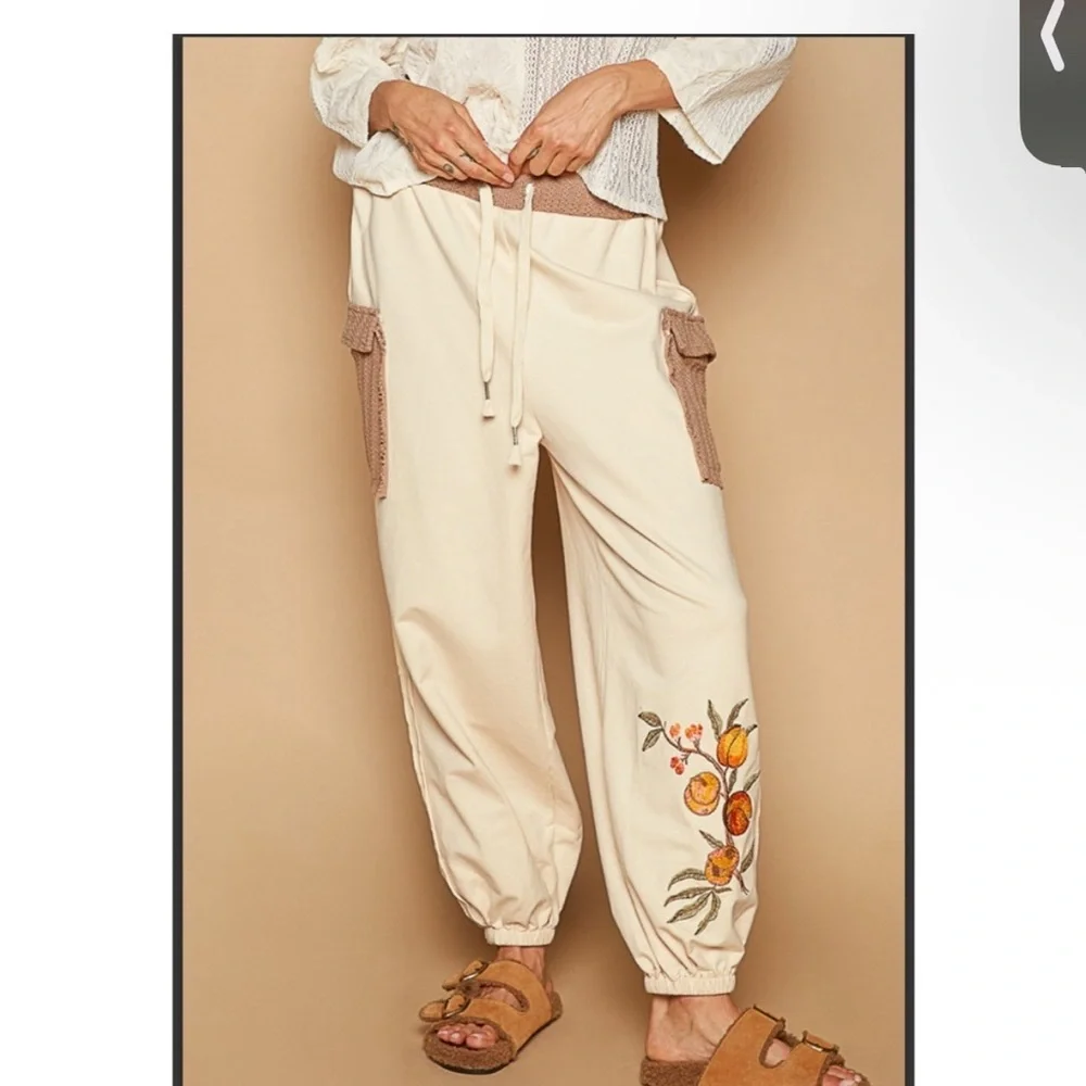 NEW! POL Cream and Orange Jogger Sweatpants with adorable Floral Design Size M - Picture 2 of 9